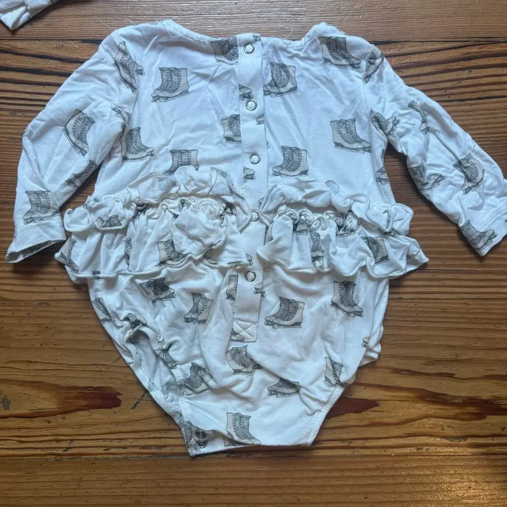 Kate Quinn white gray ice skating long sleeve ruffle butt bodysuit SIZE‎ 3-6M